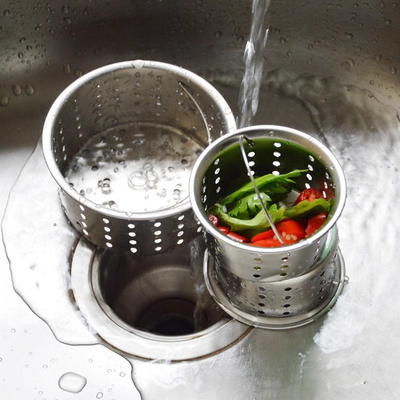 水槽のバスケットに水を入れて濾過します。かごの下の排水口の蓋をします。|undefined