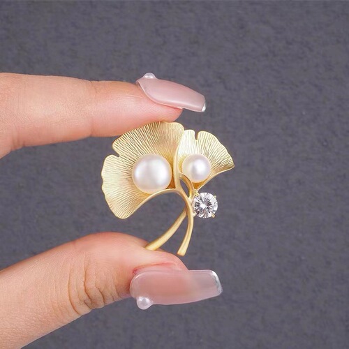 Exquisite ginkgo leaf brooch, pearl, high-end corsage, high-end niche pin, anti-exposure, small fragrance clothing wholesale