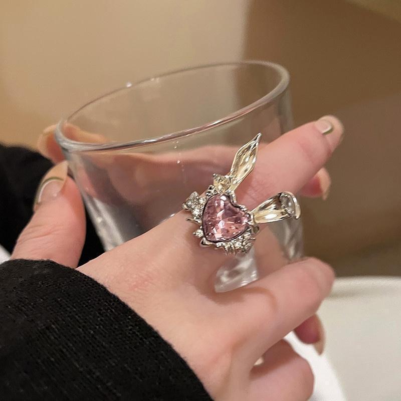 Trendy and Unique Minimalist Style Heart-Shaped Ring for Women, Niche Design with a Light Luxury and High-End Feel, Unisex Ring