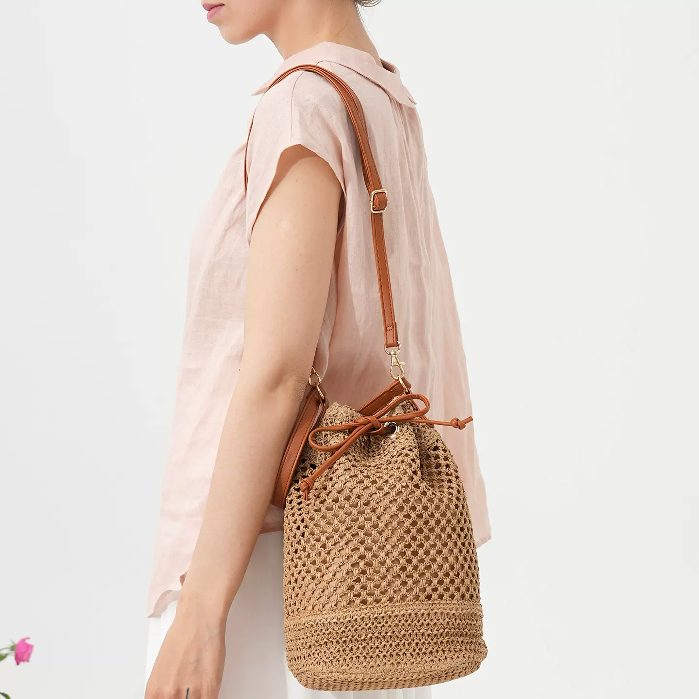 新款百搭镂空草编包单肩手工编织包大容量度假沙滩斜挎水桶包女