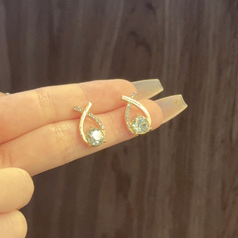 S925 aguja de plata Corea del Sur exquisito diamante Cruz pendientes luz lujo temperamento nicho avanzado diseño pendientes