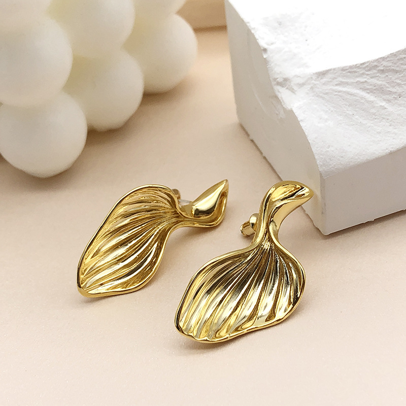 Nihaojewelry Wholesale Jewelry Korean Fishtail 18k Gold-plated Copper Stud Earrings display picture 2