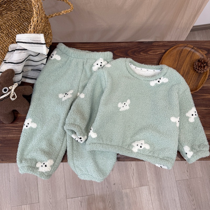 밝은 녹색 배경에 흰색 개