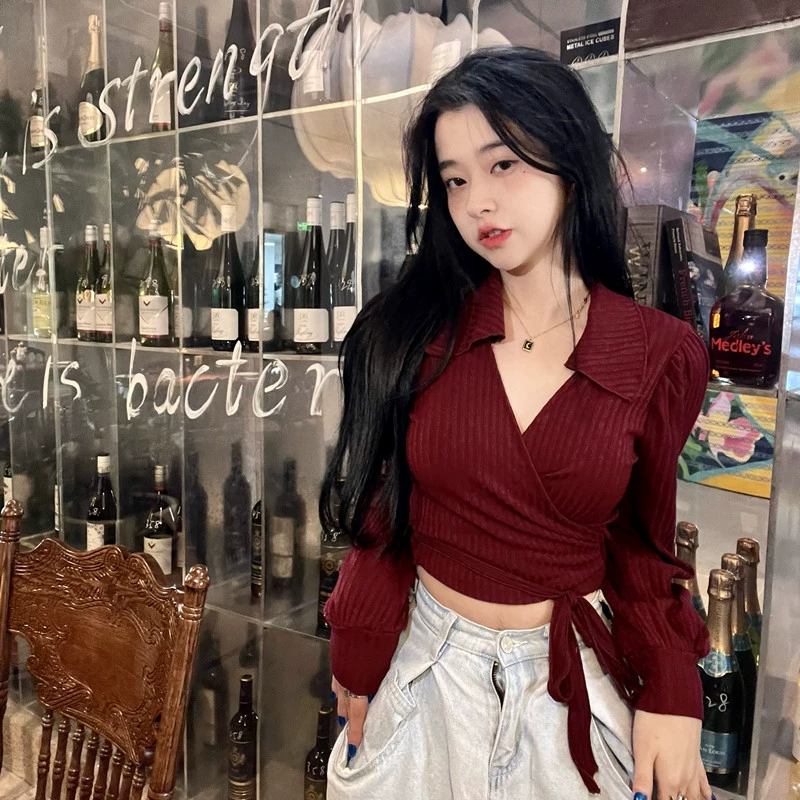 Плюс размер, слегка полная весенняя новая французская трикотажная базовая рубашка с пышными рукавами и V-образным вырезом для полных женщин, топ на правое плечо в стиле чистого желания для женщин.