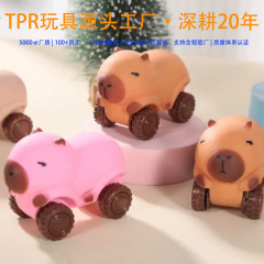 カピバラの車のおもちゃの小さい車はおもちゃを解凍してつまみます。