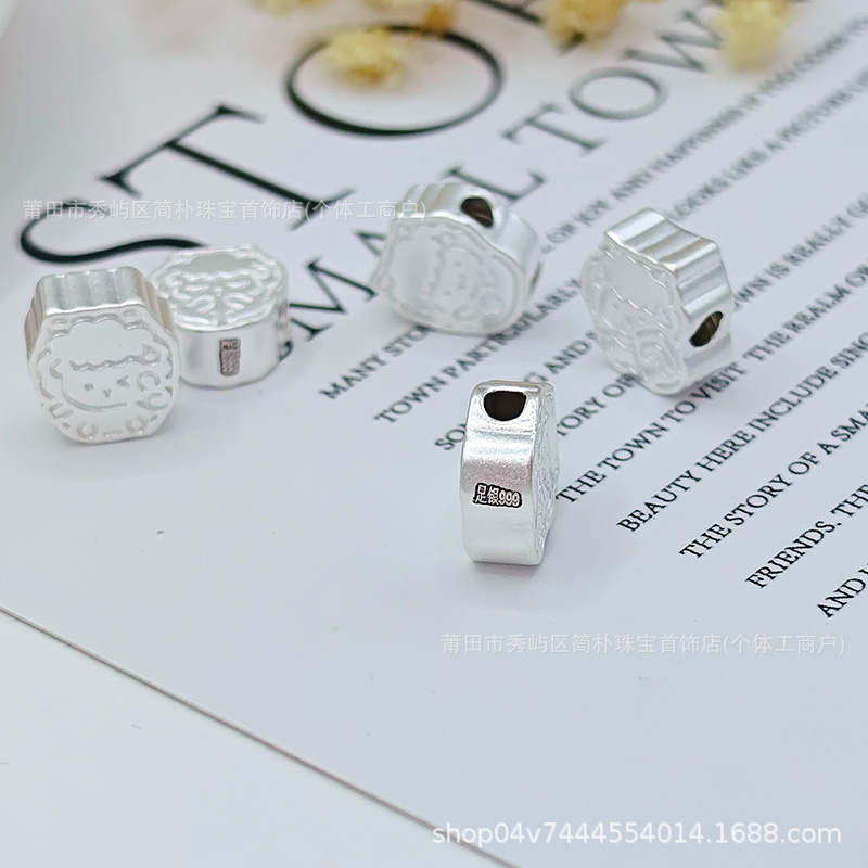 999 pure silver cartoon-style simple drawing of a little sheep, used as a charm bead or spacer bead for handmade DIY braided bracelets, pure silver sheep zodiac accessory