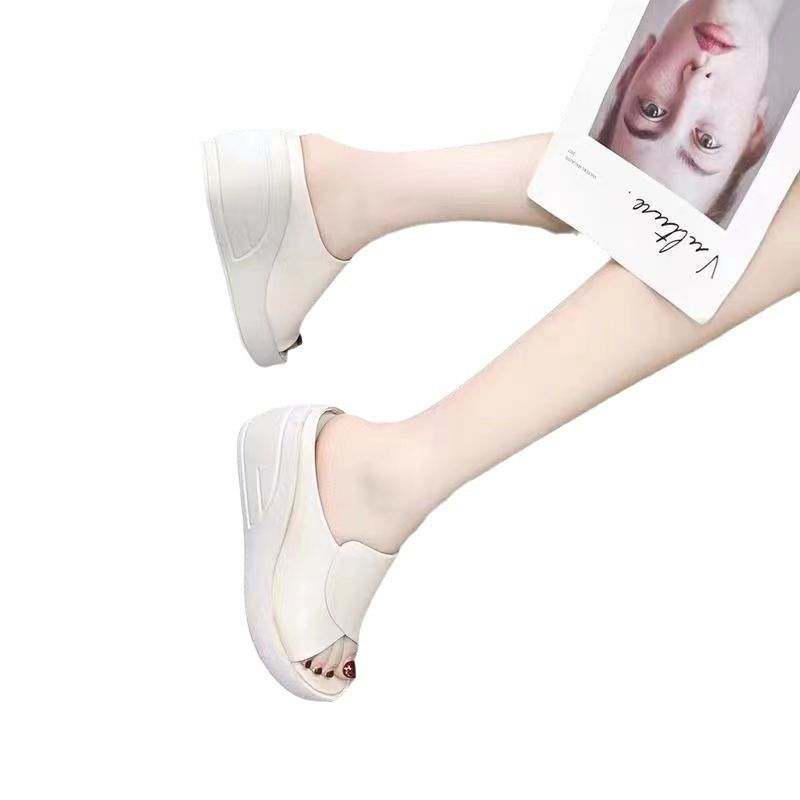 2024 nueva zapatillas de cuero suave de talón frío de verano de moda para mujeres muffins rojos de fondo grueso zapatillas de mujer