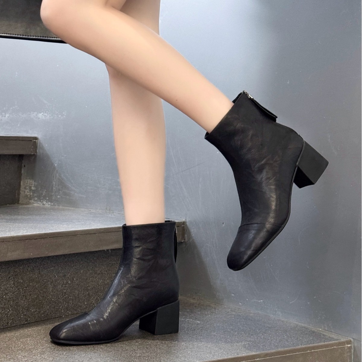 Boot nữ cổ thấp mũi vuông gót thấp da cừu thật mùa thu đông — Màu đen