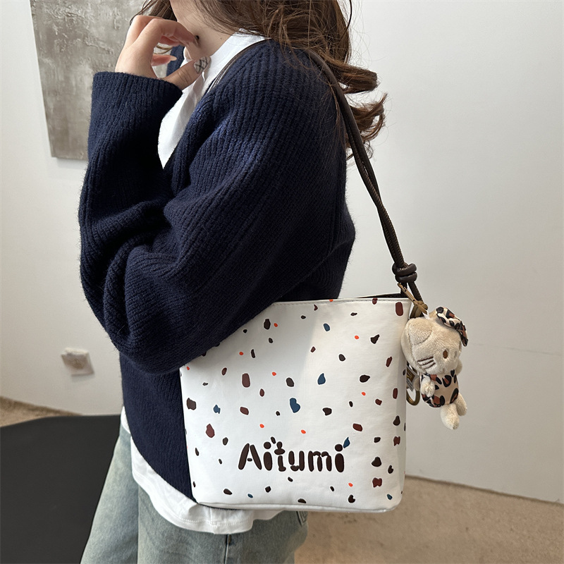 Bolso de mujer en línea 2024 invierno nuevo estilo de moda simple texturas retro estilo extranjero estilo coreano simple bolso de cubo de viaje
