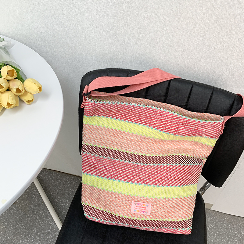Bolso tejido rojo rojo nuevo estilo de costura de rayas de color en contraste clase bolso de viaje bolso de hombro cruzado bolso de paja