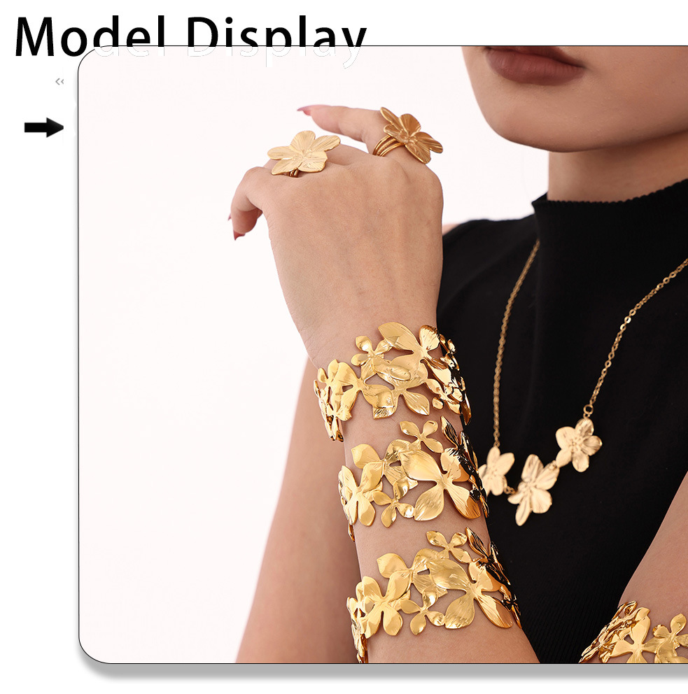 Offenes Armband mit quadratischer Zuckerblumenstruktur aus farbechtem Titanstahl, modisches und extra breites Armband_voghion.com