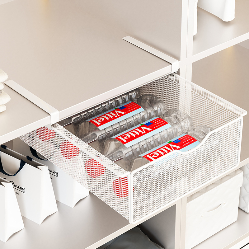 タンスの下にバスケットを掛けて引き出し式の物置棚を引き出して、仕切り板の下着の靴下の神器の服を引っ張ります。