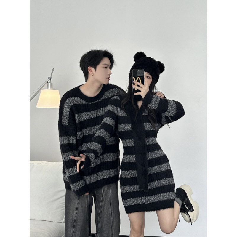 2024 가을과 겨울 새로운 커플 원피스 어두운 게으른 스타일 틈새 디자인 줄무늬 스웨터 니트 스카프