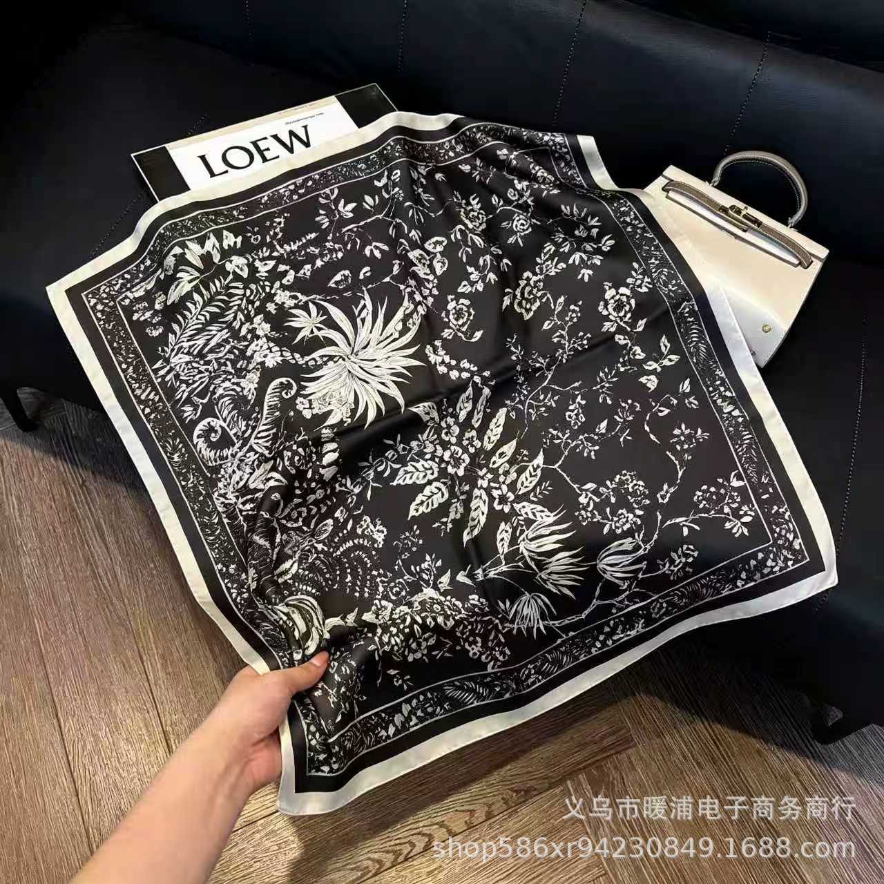 黑色