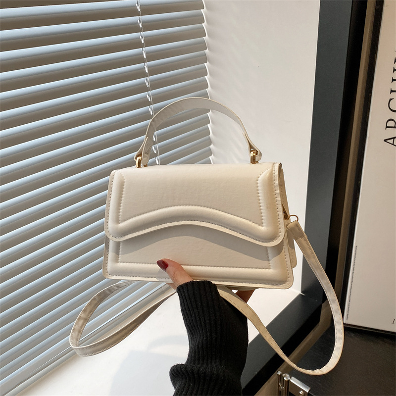 Texturas de moda en estilo de estilo de viaje ocio personalidad de primavera 2025 nuevo bolso de mano minimalista nicho bolso de mochila