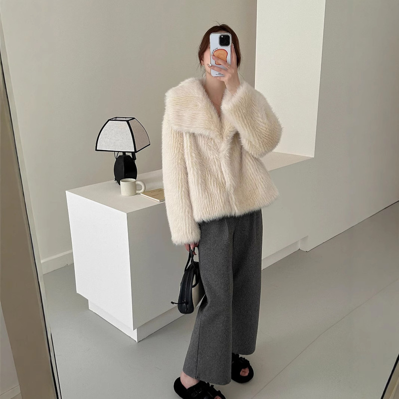 European and American 2025 Winter New Plus-Size Women's Fur Coat, Faux Fur Short Loose Top Available Now