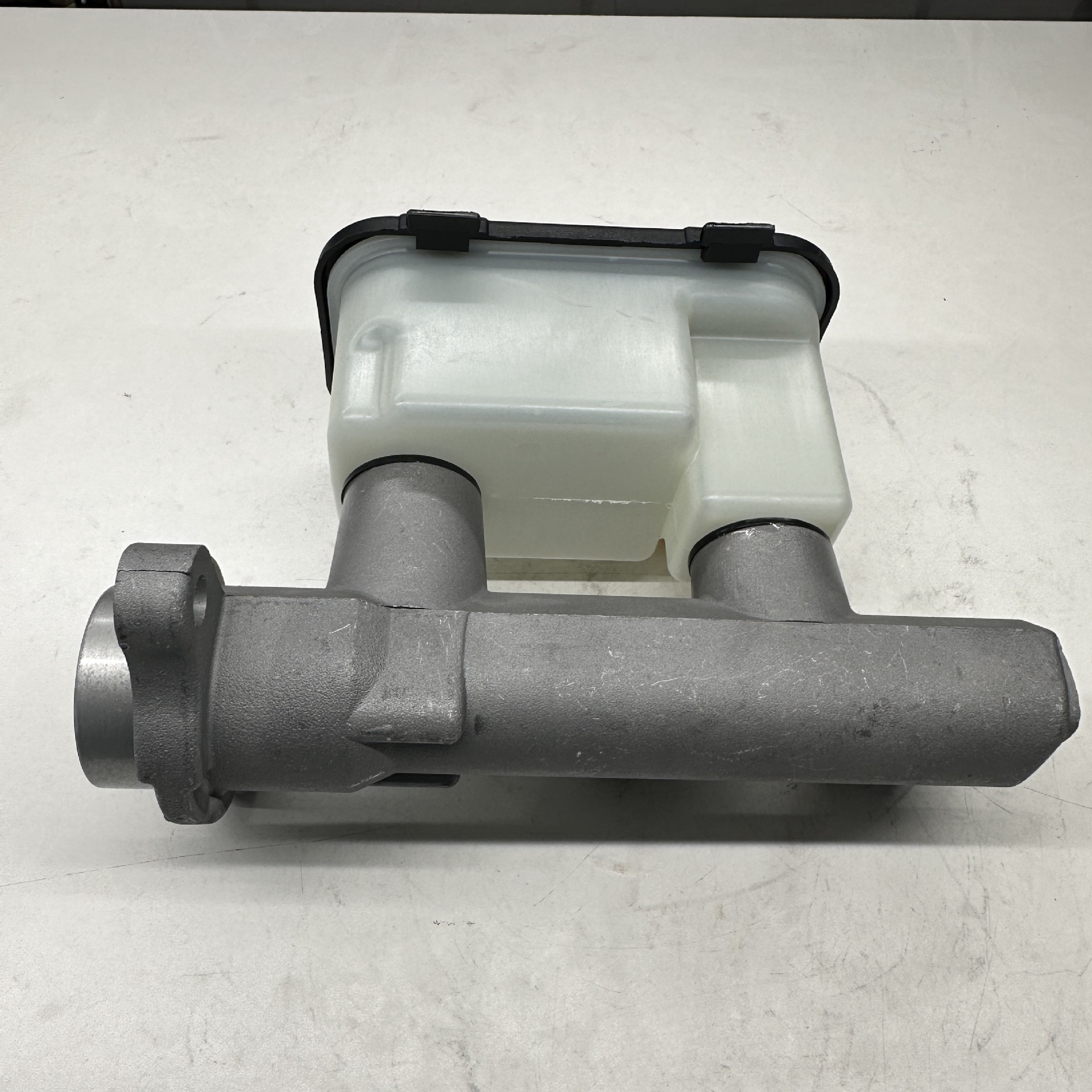 M390259 18021273 18029967 19209221 Suitable for Chevrolet Brake Master Cylinder