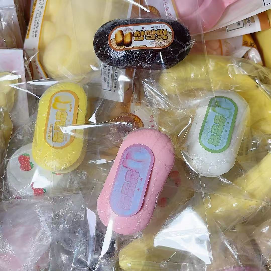 무작위 색상의 부드러운 타원형 스트립의 느린 반동