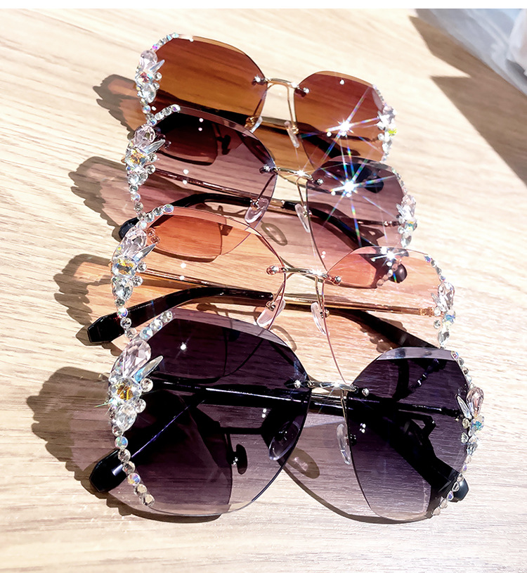 Fashion Gradient Color Resin Polygon Diamond Frameless Women's Sunglasses display picture 2