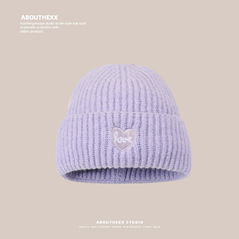 愛の刺繍の毛糸の帽子の子供の2024秋冬の新型の大きい頭の周りのニットの帽子の大きい版の型の保温の耳の冷たい帽子