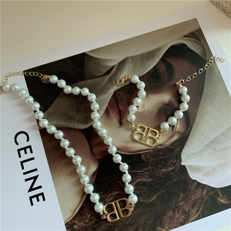 Baroque Retro Fashion Double Letter B Pearl Necklace display picture 9