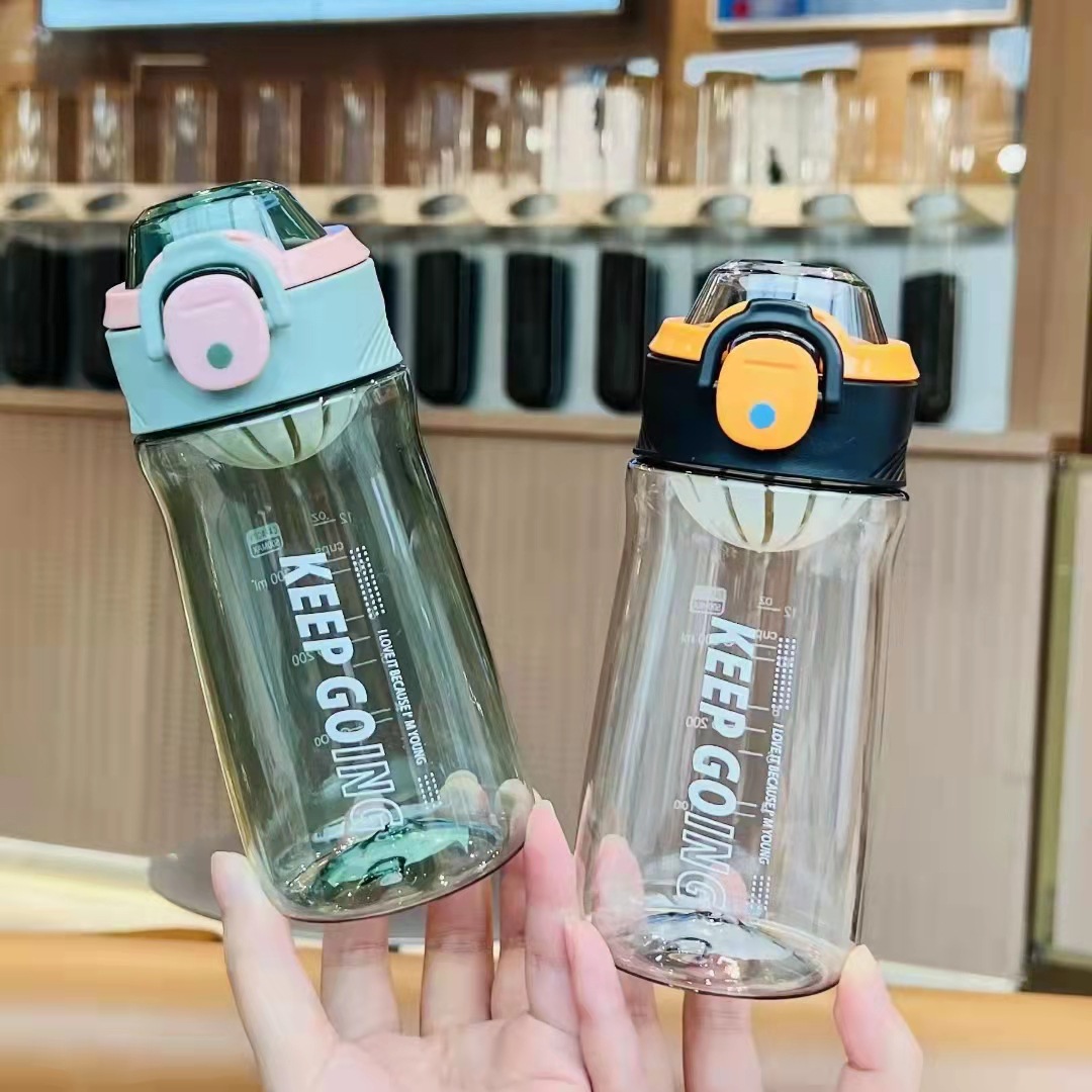 Xinbeidi simple PC portátil taza de plástico fresco estudiante cubierta elástica taza de paja colador conveniente taza portátil al por mayor