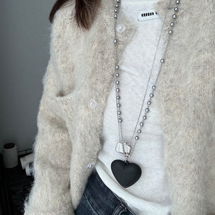 Shijia Pearl Long Black Heart Necklace All-Match Sweet Cool Personality Niche Ins Grey Collarbone Chain Autumn and Winter Sweater Chain