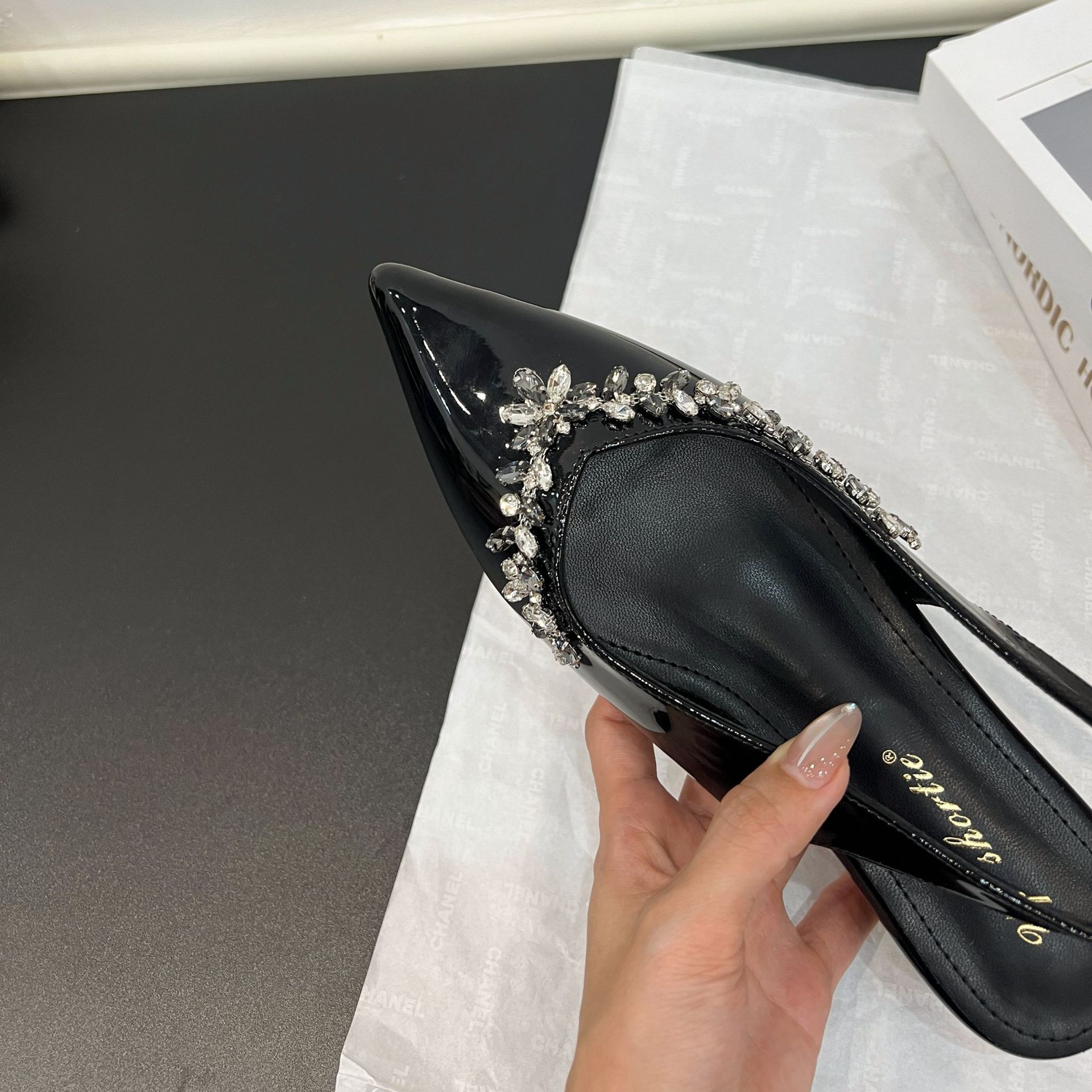 Sandalias de Cuña Puntiagudas de Charol con Pedrería para Verano