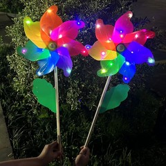 光るレーザーのまぶしい木の竿の風車の七色の閃光の子供はおもちゃの観光地区の公園の装飾の贈り物の卸売りを持ちます。