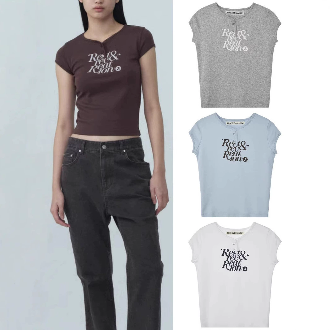 Корейская нишевая летняя новая короткая футболка с буквенным принтом на правое плечо, утягивающий топ с двойной пуговицей и короткими рукавами для женщин