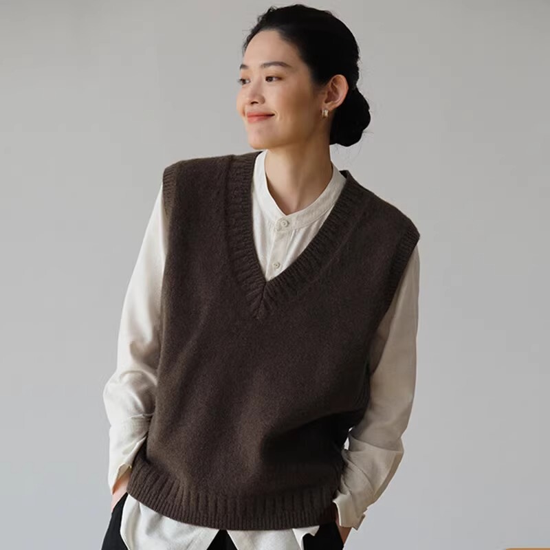French Retro Caramel Brown V-Neck Knitted Sweater Vest for Women Spring and Autum Layered Sleeveless Vest Top