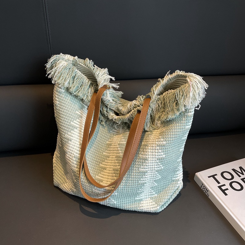 Bolso tejido borla de punto para mujer 2023 nuevo diseño de nicho Bolso de mano de moda contraste color bolsa de hombro de gran capacidad