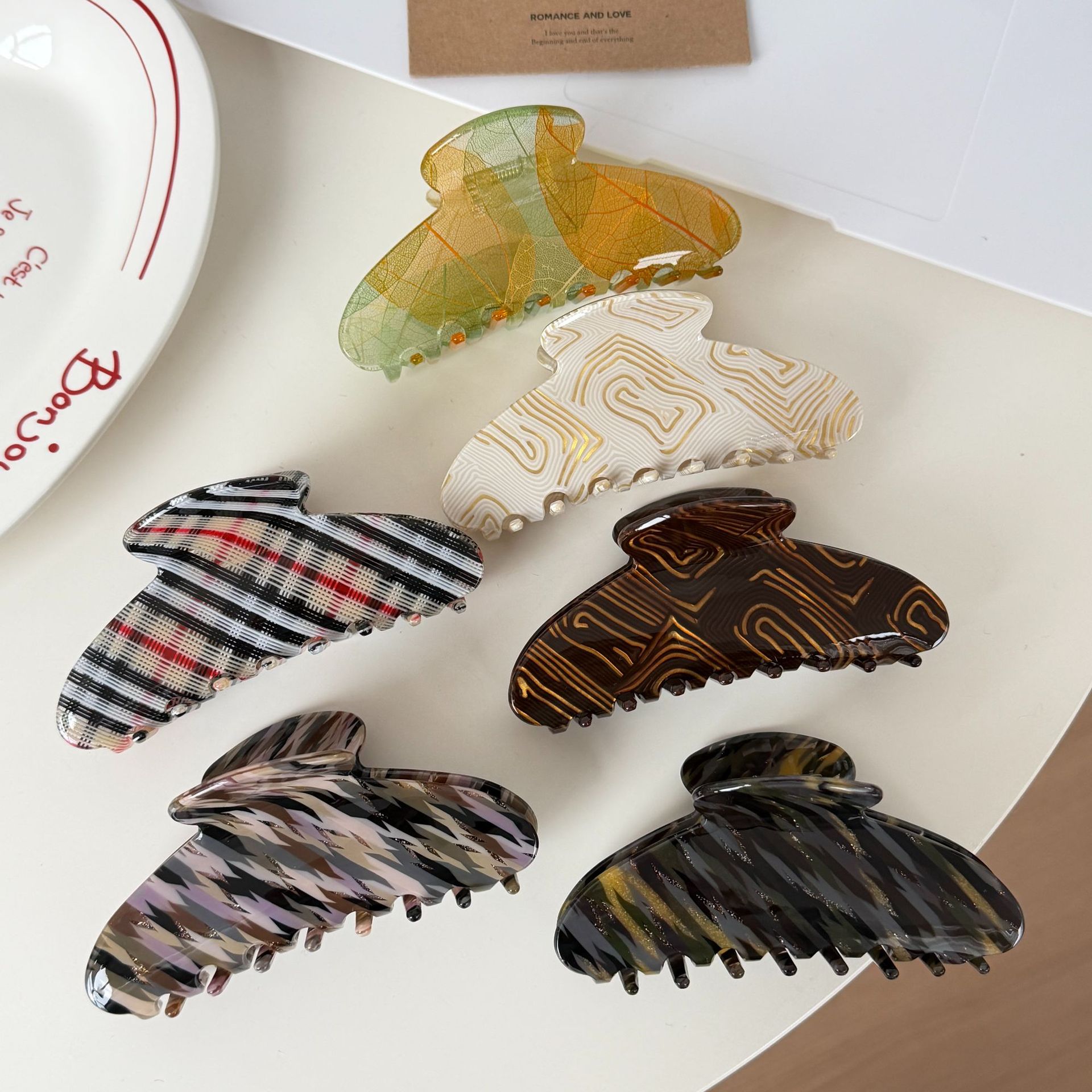 Retro Luxury Hair Clip with Geometric Patterns and Leaf Vein Texture Design, Large Claw Clip for Updos, Shark Clip