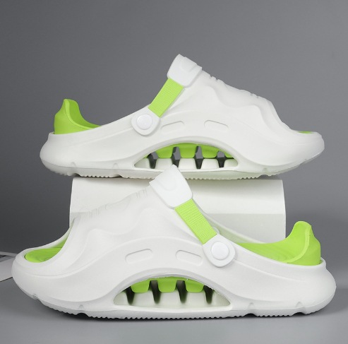 Pisar las pantuflas de mierda para uso externo de los hombres 2025 nuevo verano antideslizante y desodorante deportes para aumentar las sandalias y pantuflas de fondo grueso al aire libre