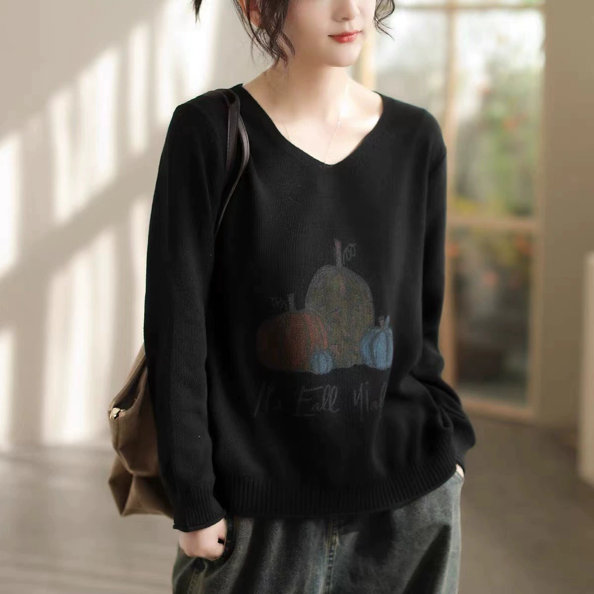 Knitted sweater for leisure, V-neckline