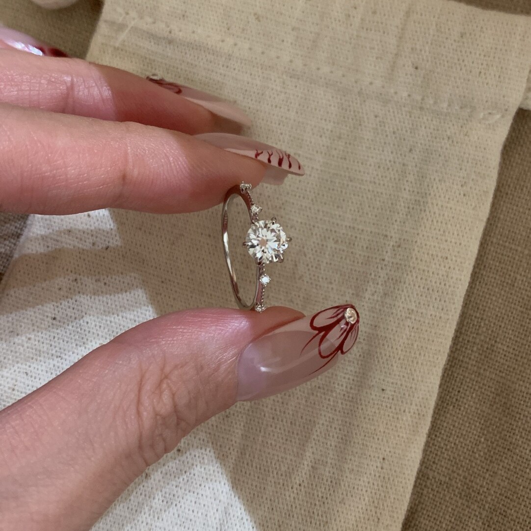 Glittrande designer ring för kvinnor, elegant och bekväm_voghion.com