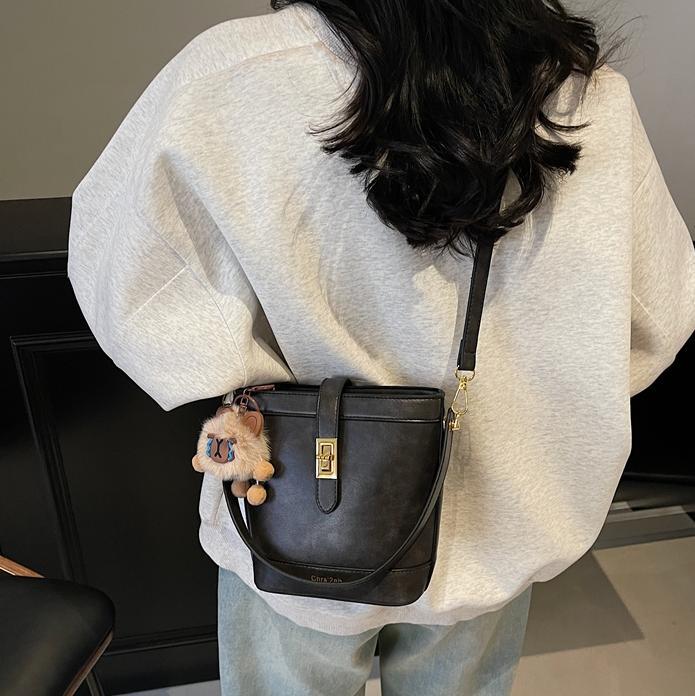 Bolso de cubo de color a juego para mujer 2025 nuevo bolso portátil para axila bolso de mensajero de un solo hombro de moda de alta gama