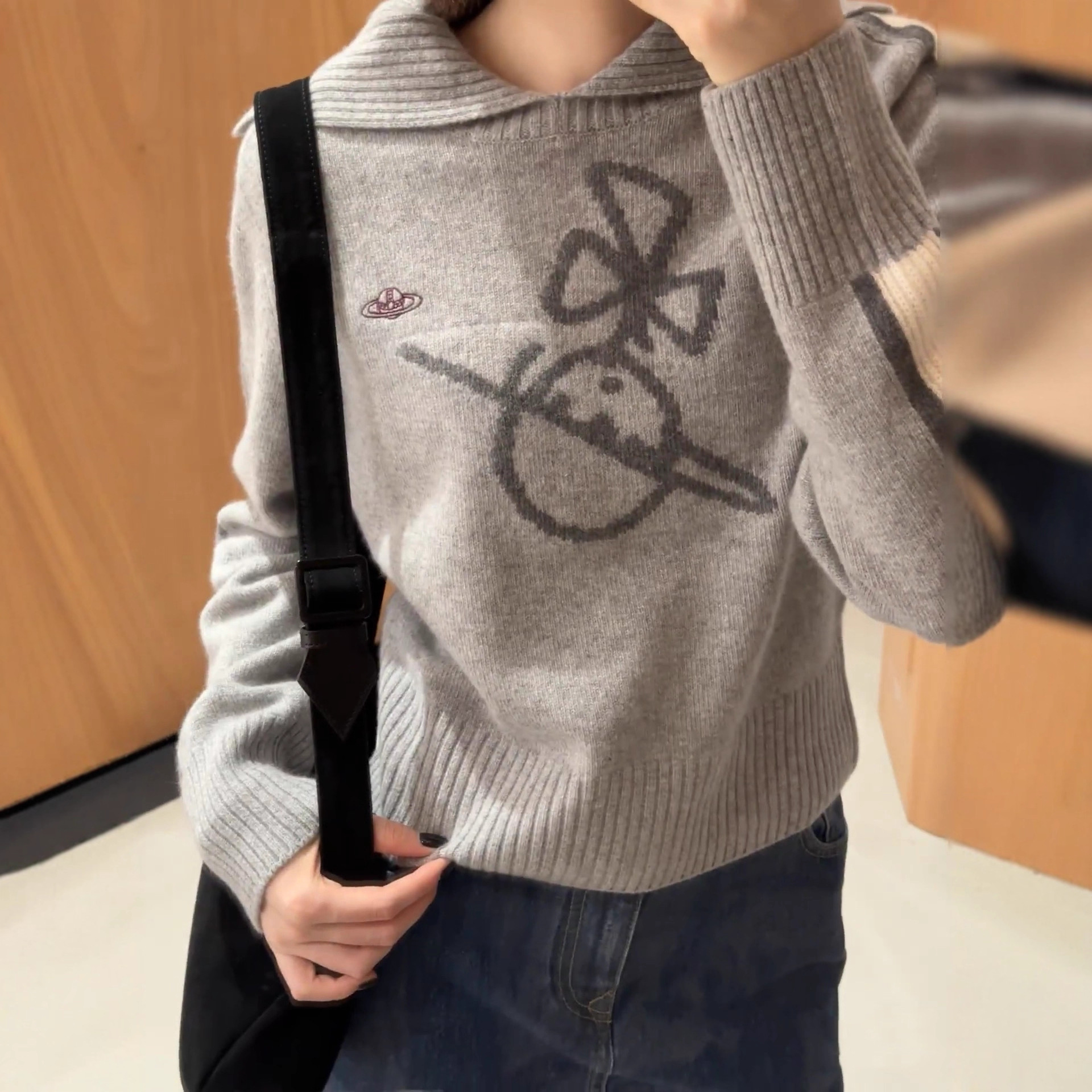 正确版2025秋冬新款学院风logo提花刺绣大翻领羊毛针织衫毛衣女