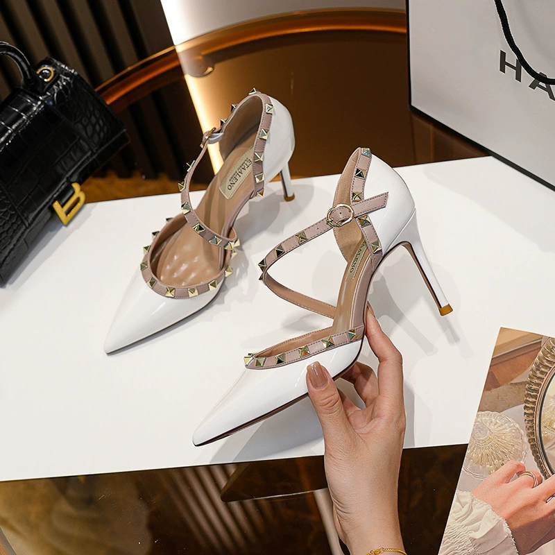 Босоножки на высоком каблуке V-образной формы с острым носком, средний каблук, лакированная кожа, модные женские туфли на шпильке с закрытым носком.