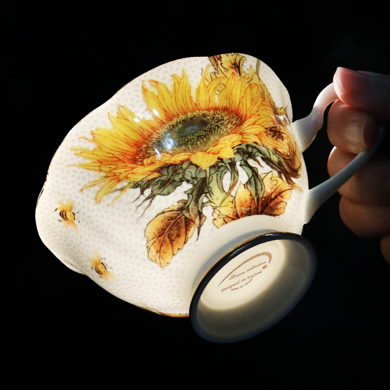 Juego de tazas de café de cerámica británica, porcelana de hueso de girasol de estilo europeo de alto valor, exquisita taza de té de la tarde, souvenirs