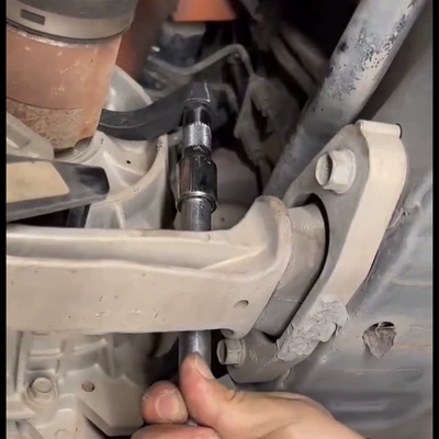 The lever principle of the bullhorn-type half-shaft removal tool makes it easier to pry and remove the half-shaft drive shaft; this is a thickened version of the tool