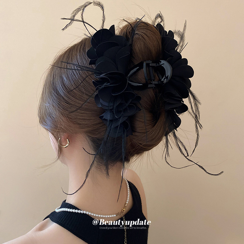 Encora rojo, pliegues multicapa, plumas, pinza para el cabello, pinza para el cabello, parte posterior de la cabeza, pinza de tiburón, estilo princesa, ambiente, sensación de temperamento, accesorios para el cabello