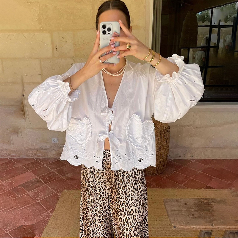 French Niche 2024 Early Autumn Eyes Lace Scalloped Hem Lace Love Pocket V-Neck Knot Shirt 24538