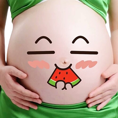 妊婦は腹のシールを撮ってお腹を貼って写真を撮ります。