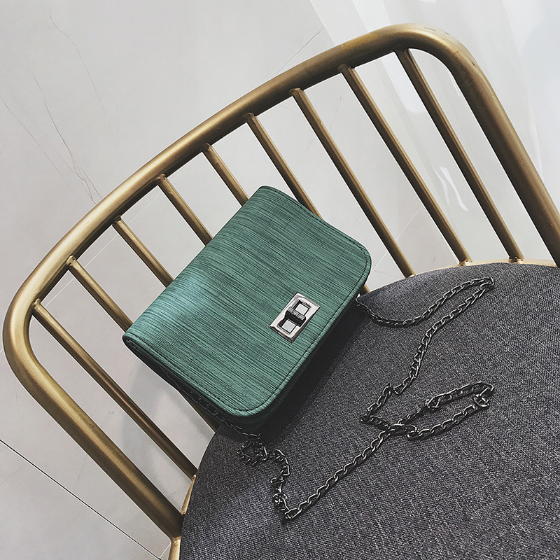 Small Square Shoulder Bag For Women With Chain And Turn Lock_voghion.com