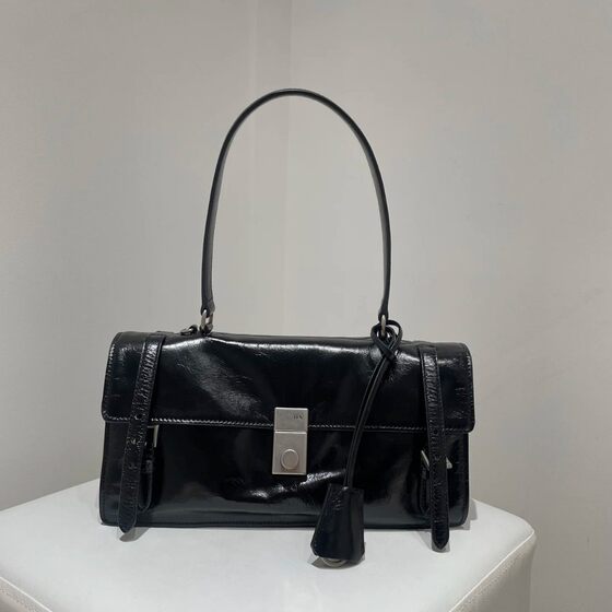 Top Layer Oil Wax Cowhide P Home 25SS Show Same-style Organ Bag Advanced Sense Lock Messerman Bag Underarm Tote Bag