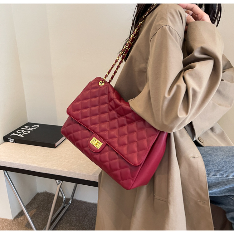 1050g Weight Polyester Cotton Lining Material Women's Large All Seasons Pu Leather Solid Color Streetwear Square Lock Clasp Shoulder Bag Chain Bag