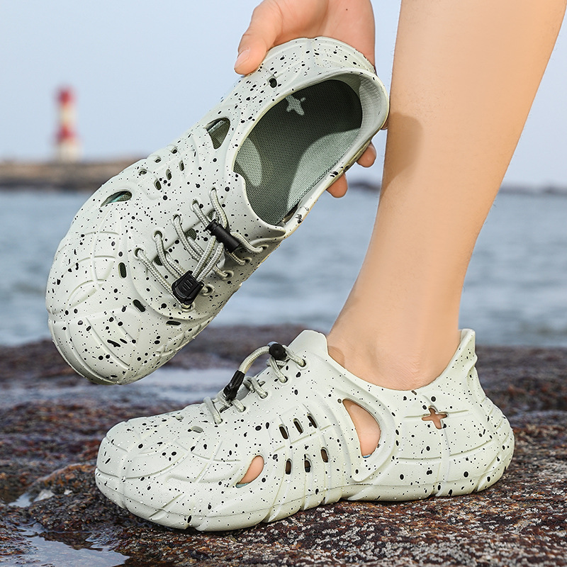 2025 verano nuevo estilo ropa exterior EVA pisando mierda zapatos con agujeros sandalias de moda para hombres zapatos de playa deportivos de suela blanda para el cabello