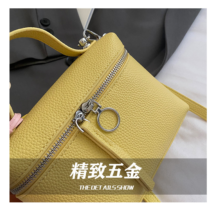 This year's popular simple hand-held small bag for women, the 2025 new women's single-shoulder bag, is elegant and fashionable, a crossbody small bag Application Scenario