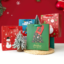 24跨境新款纸袋圣诞节卡通图案印刷节日礼品包装210g白卡纸手提袋